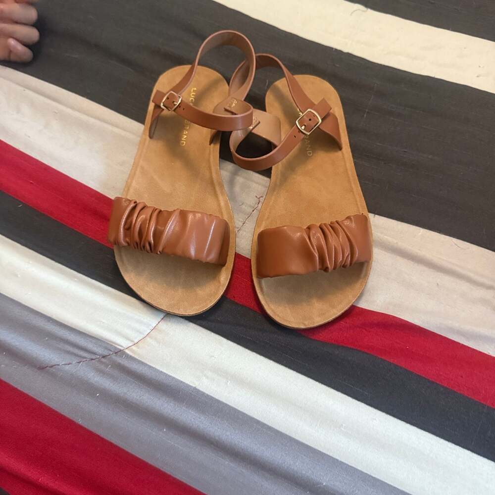 Lucky Brand Youth Grace Sandal in Cognac